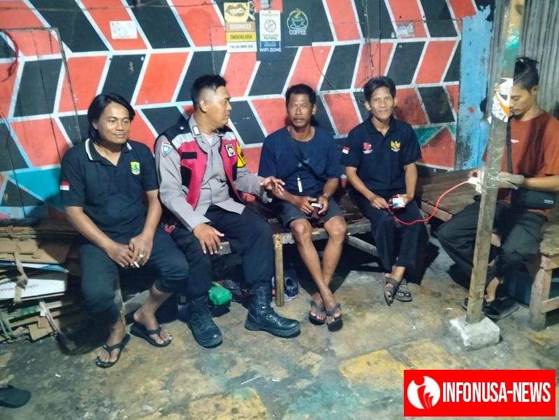 Tak Bosan Anggota Polsek Batujaya Sambangi Masyarakat Batujaya untuk melaksanakan Kegiatan Ngawangkong