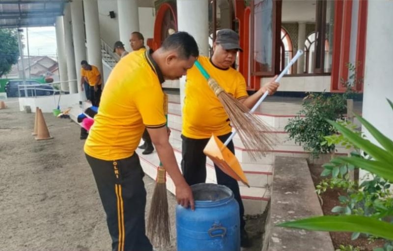 Ciptakan Lingkungan Tempat Ibadah Bersih, Polsek Rengasdengklok Laksanakan Korve di Masdjid Besar Rengasdengklok