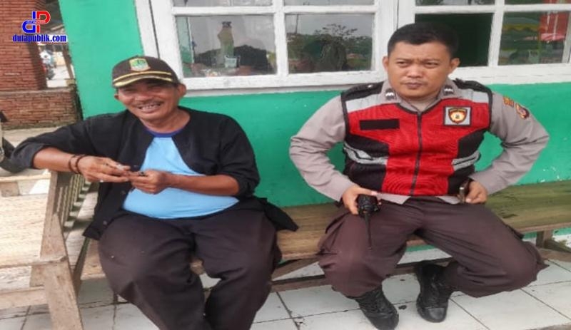 Patroli Dialogis Personel Polsek Lemahabang Sosialisasikan Layanan Call Center 110 Di Situs Budya Makam Syekh Quro
