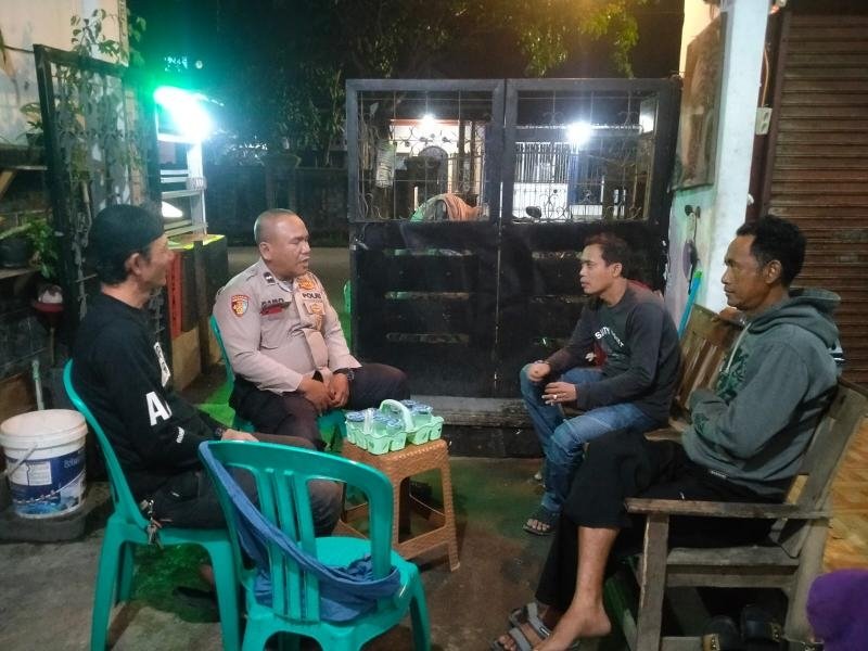 Dalam Giat Sambang Malam hari, Bhabinkamtibmas Berikan Pesan Kamtibmas Kepada Warga