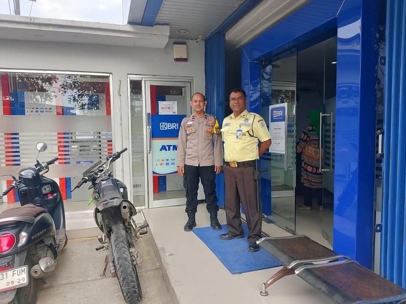 Anggota Polsek Tirtajaya Himbau Scurity Bank BRI Unit Pisangsambo terkait Kamtibmas di siang hari