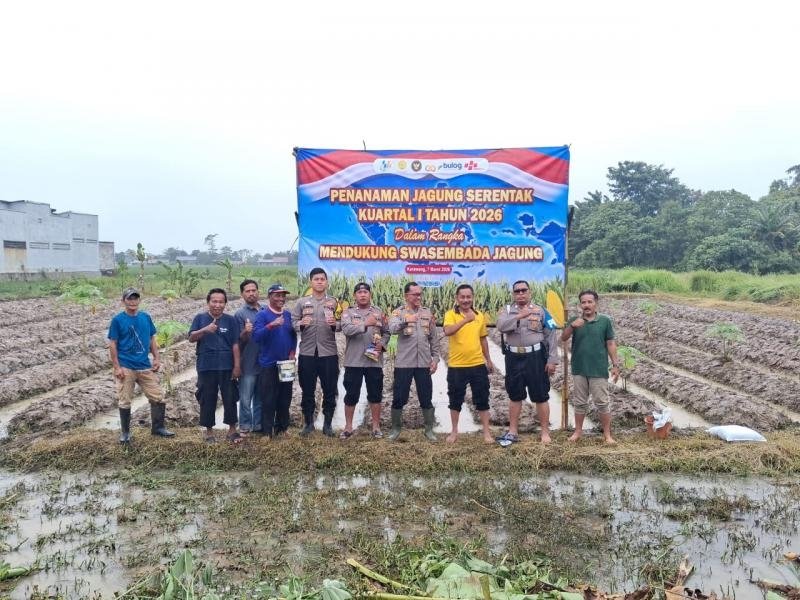 Personil Polsek Telagasari Berdayakan Petani Untuk Menanam Jagung, Dukung Program Ketahanan Pangan Nasional
