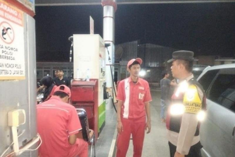 Kunjungi SPBU Gempol Patroli Prekat Polsek Banyusari di Malam Hari di Wilayah Binaan