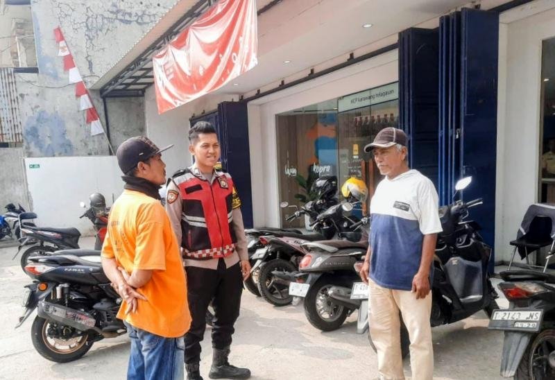 Bhabinkamtibmas Polsek Telagasari Sebar Himbauan Kamtibmas Kepada Warga Dalam Giat Sambang