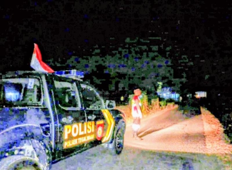 Personil Polsek Tegalwaru Gelar Patroli Malam Sasar Jalan Sepi Bakan Harendong di Desa Cintalanggeng
