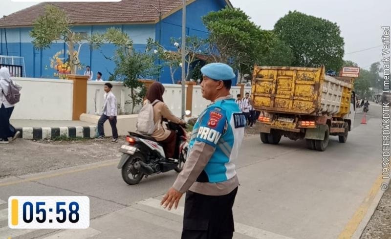 Kapolsek Pangkalan Bersama Personel Sapa Warga saat Laksanakan Gatur Pagi di Depan Sekolah