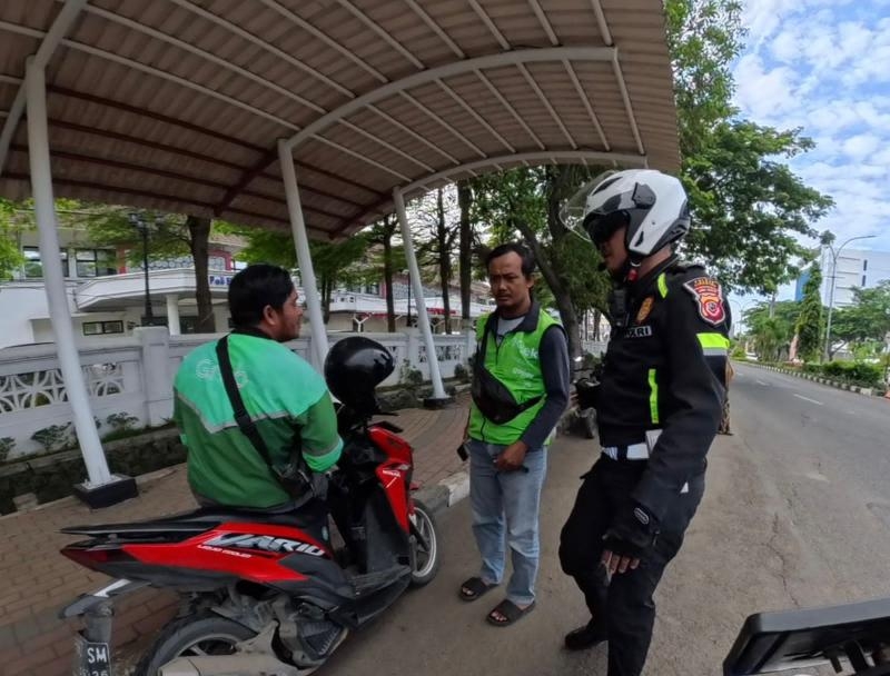 Polantas Menyapa, Laksanakan Imbauan Tertib Lalu Lintas Kepada Driver Ojol di Karawang
