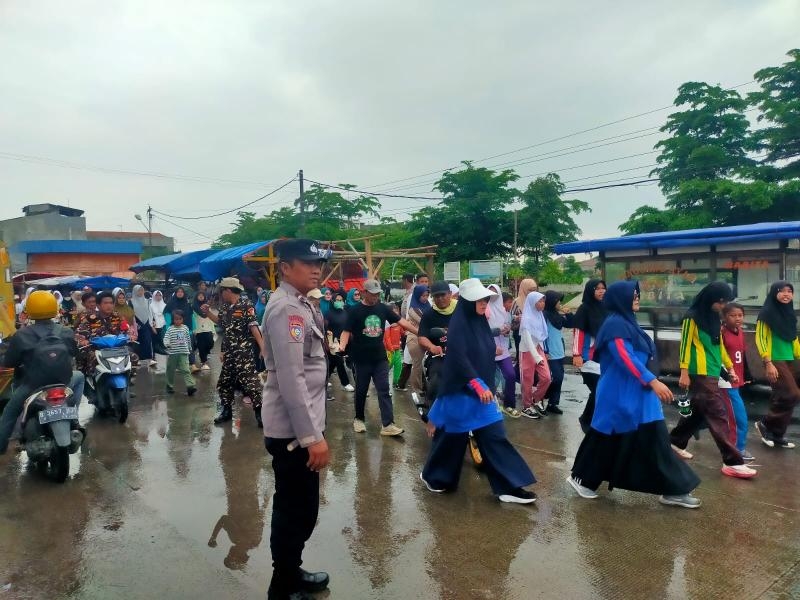 Untuk Kelancaran Pengguna Jalan, Anggota Polsek Rengasdengklok Giat Pengaturan Lalu lintas