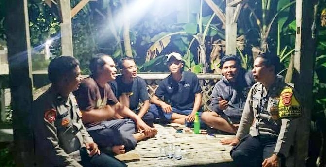 Sambangi Petugas Ronda, Patroli Polsek Rengasdengklok Laksanakan Ngawangkong