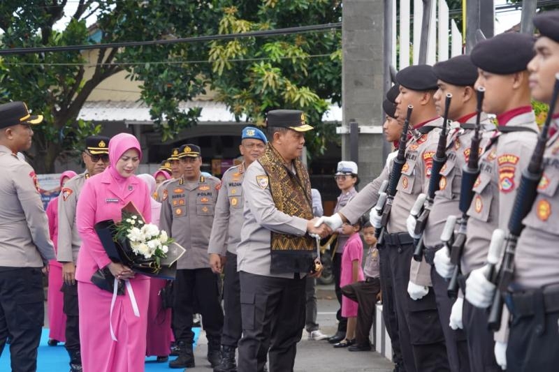 Kapolda NTB Kunker ke Lombok Timur, Resmikan Gedung BPKB hingga Serahkan Bansos