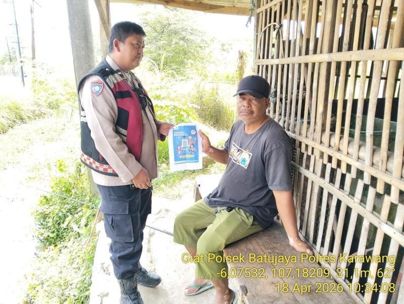 Upaya Anggota Polsek Batujaya Kembali Sambangi Masyarakat guna mensosialisasikan QR Code Div Propam Polri