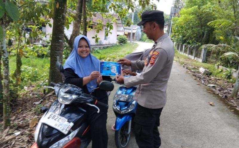 Polsek Pangkalan Konsisten Menggelar Sosialisasi Pengaduan Cepat Propam Polri Kepada Warga Karajan