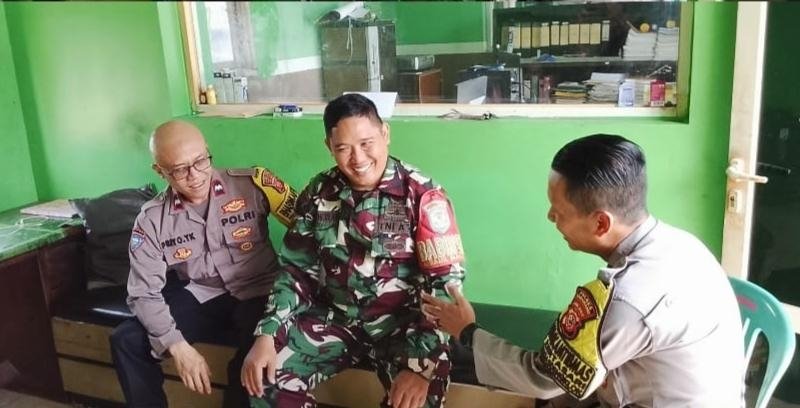 Sinergitas TNI dan Polri, Bhabinkamtibmas Polsek Rengasdengklok Sambangi Makoramil 0404 Rengasdengklok