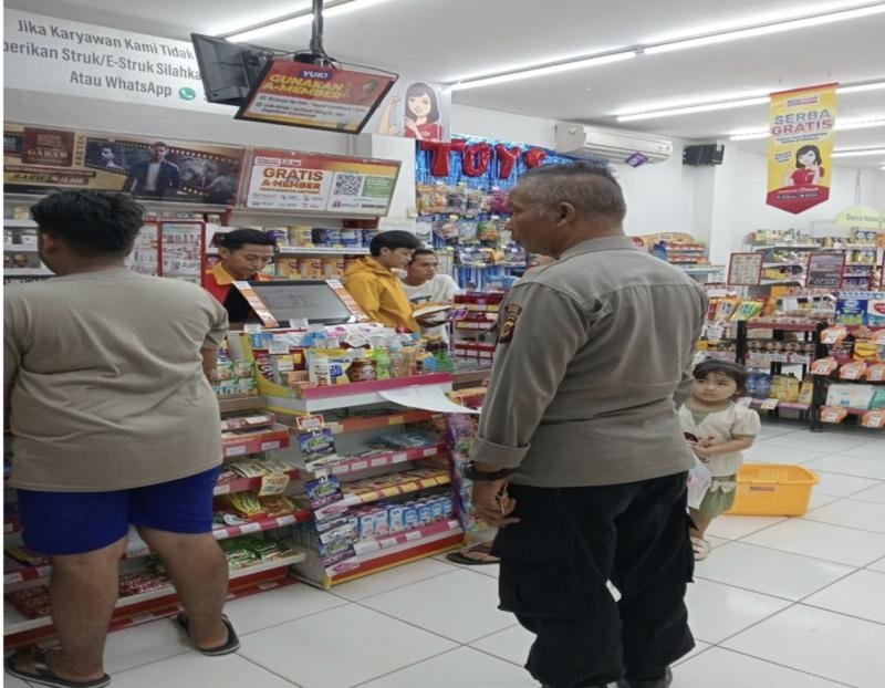 Sampaikan Pesan Waspada Aksi C3 Jadi Atensi Patroli Siang Personil Polsek Tegalwaru di Minimarket Loji Kidul