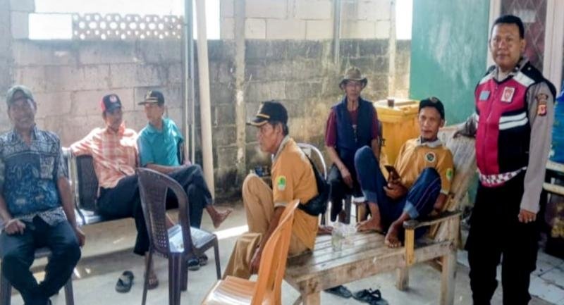 Personel Polsek Lemahabang Imbau Pemdes Pulomulya Cegah Peredaran Dan Penyalahgunaan Obat Terlarang