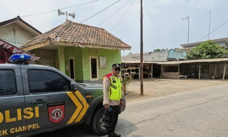 Polsek Ciampel, Aiptu Sugianto Melaksanakan Patroli Dialogis Antisipasi C3 dan Kejahatan Lainnya di Wilayah Desa Kutamekar Kecamatan Ciampel Karawang