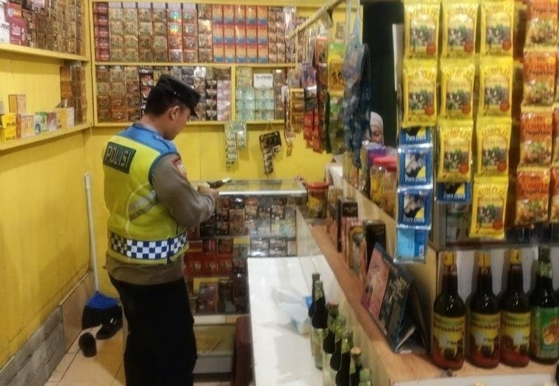 Rutin Anggota Prekat Polsek Banyusari Gelar Razia Miras Demi Ciptakan Situasi Kamtibmas Kondusif