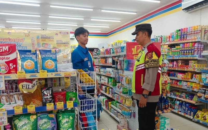Personil Polsek Tegalwaru Siang Sapa Warga Dialog Humanis Ajak Waspada C3 di Minimarket Pasar Loji
