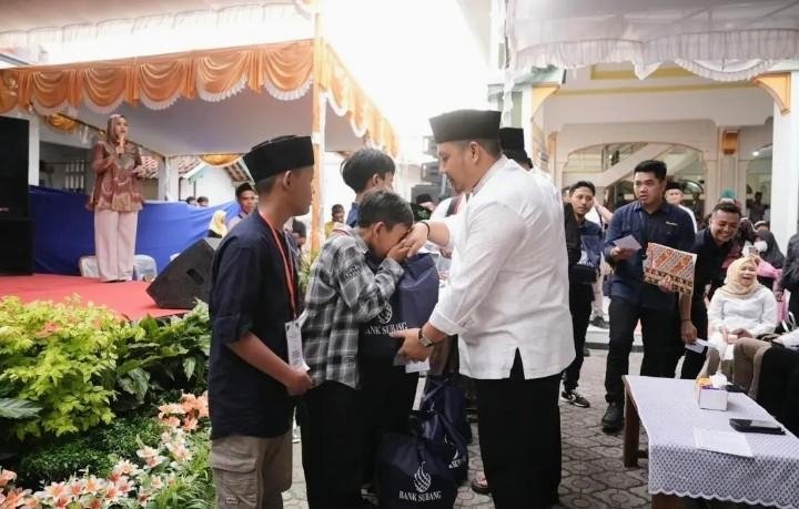 95 Ribu Seragam Gratis untuk Anak Subang, Kang Rey: Jangan Ada Lagi yang Tertunda Sekolah karena Biaya

 