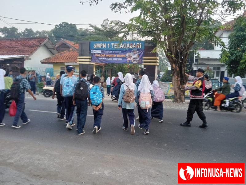Bhabinkamtibmas Polsek Telagasari Pastikan Kondusifitas Arulin dan Bantu Siswa Menyebrang