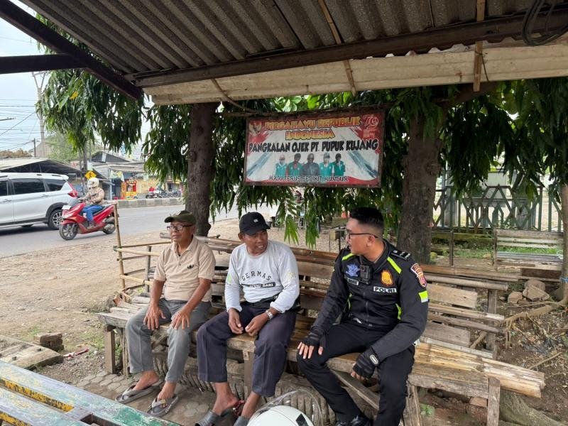 Kegiatan Polantas Menyapa, Serukan Keselamatan Berkendara Kepada Rider Ojol di Jalan Raya Klari