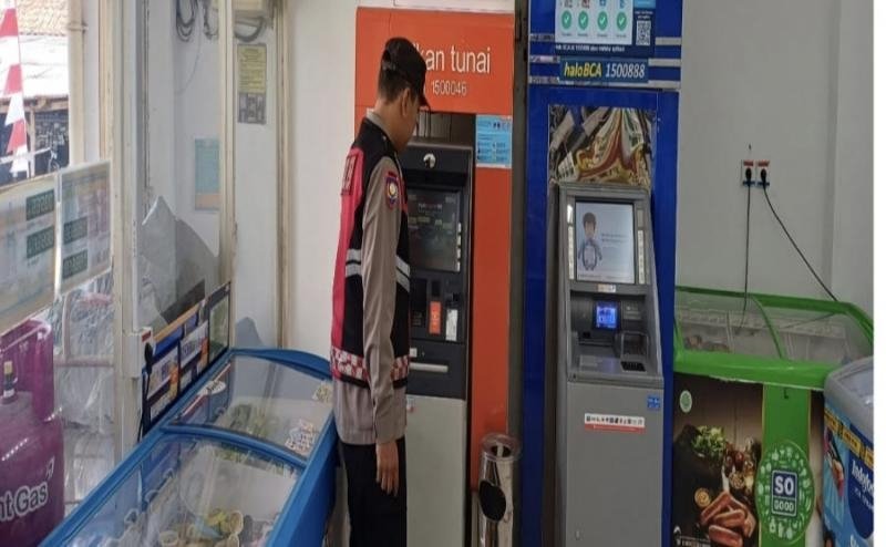Personil Polsek Tegalwaru Patroli Siang Monitor Sarana Perbankan ATM di Minimarket Loji
