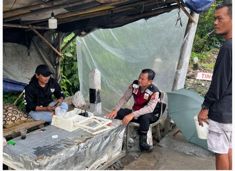 Polsek Pangkalan Ingatkan Warga Kampung Cicangor akan Bahaya TPPO, melalui Sosialisasi yang Rutin