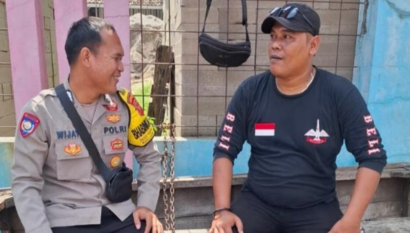 Anggota Polsek Lemahabang Imbau Warga Desa Karangtanjung Untuk Tetap Pertahankan Kamtibmas