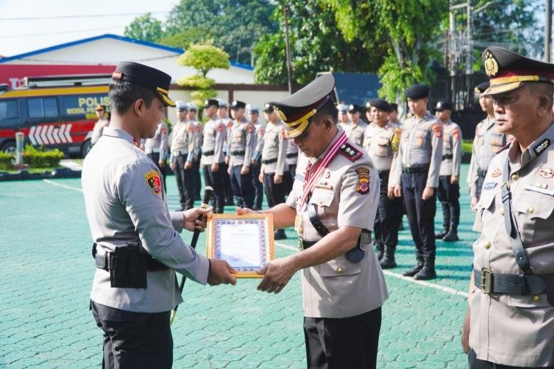 Regenerasi dan Penghormatan: Kapolres Karawang Pimpin Sertijab dan Wisuda Purna Bakti