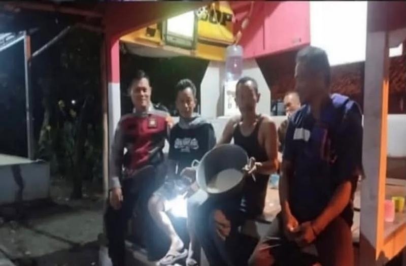 Dalam Upaya Polisi Ikut Serta Dalam Giat Ronda Bersama Warga