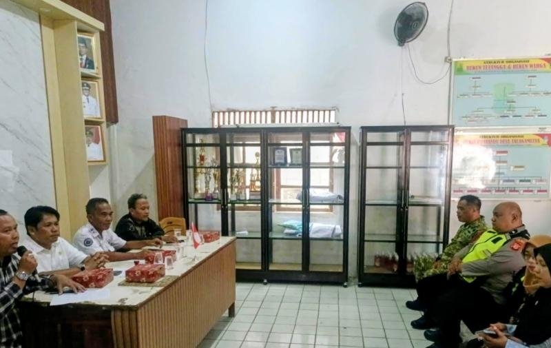 Bhabinkamtibmas Polsek Telagasari Laksanakan Pendampingan Kegiatan Pemilihan BPD di Desa Binaan