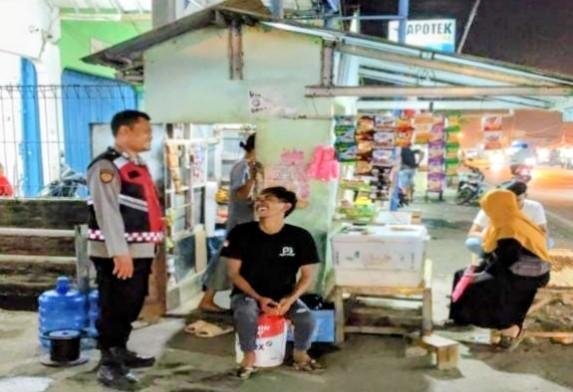 Upaya Pak Bhabinkamtibmas Ikut Serta Dalam Giat Ronda Bersama Warga