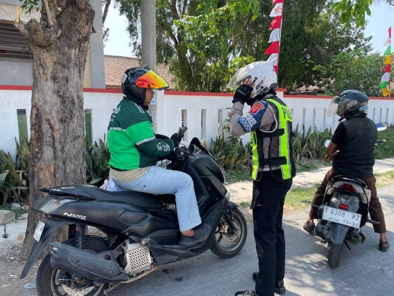 Satlantas Polresta Karawang Laksanakan Patroli Simpatik, Imbau Rider Ojol untuk Peduli Tertib Berlalu Lintas