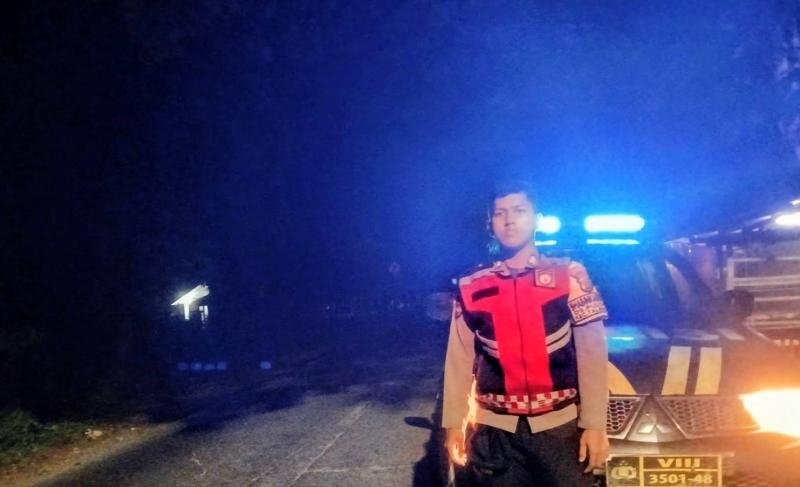 Menjaga Kondusivitas Lingkungan, Bhabinkamtibmas Polsek Telagasari Gencar Lakukan Patroli Malam