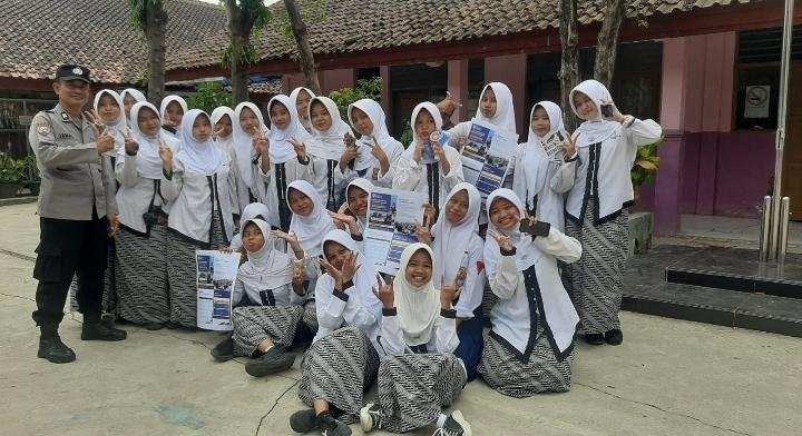 PS Panit Binmas Polsek Klari Sosialisasikan Penerimaan Siswa Baru SMA Kemala Taruna Bhayangkara Tahun Ajaran 2027/2028 di SMPN 4 Klari