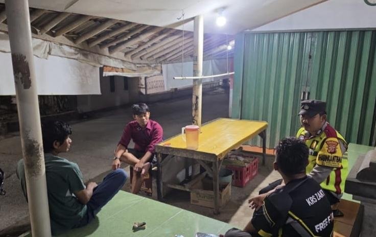 Ajak Waspadai Lingkungan Jadi Pesan Patroli Malam Personil Polsek Tegalwaru di Desa Mekarbuana