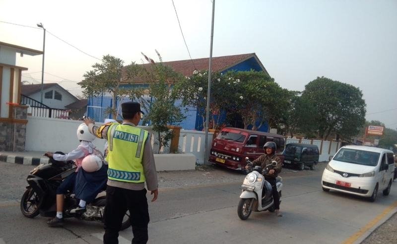 Kapolsek Pangkalan Bersama Personel Sapa Warga ketika Lakukan Gatur Pagi di Titik Rawan Kemacetan