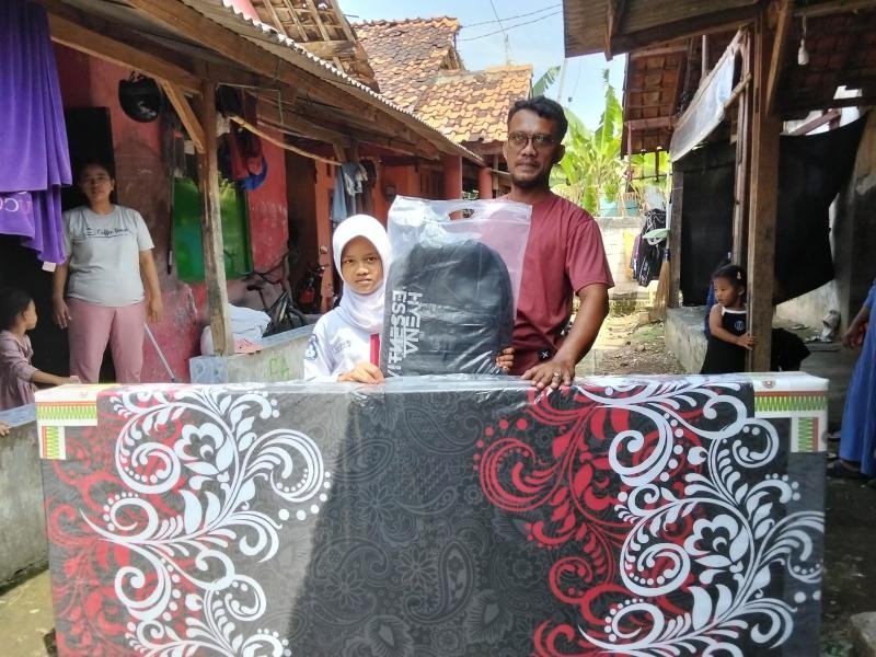 Sentuhan Kepedulian untuk Warga, Bantuan Kemensos Hadirkan Harapan di Cikampek Barat