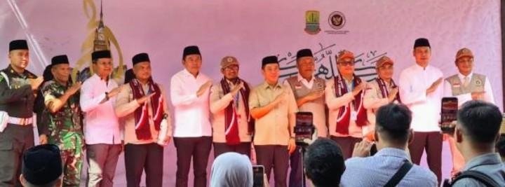 Diiringi Harap dan Doa, 444 Jemaah Haji Karawang Diberangkatkan