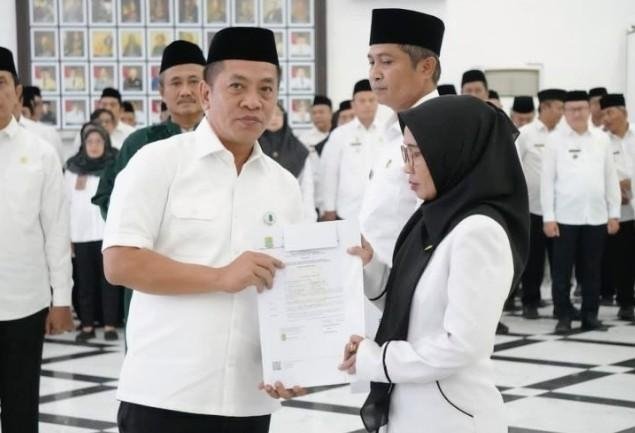 Bupati Karawang Ingatkan 31 Pejabat Baru: Jangan Saling Lempar Tanggung Jawab, Utamakan Pelayanan Masyarakat