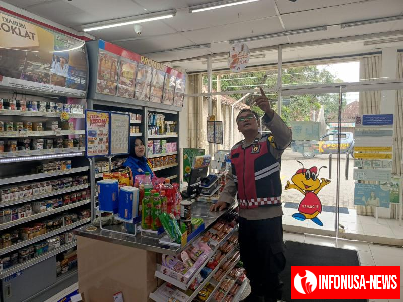 Rutin dilaksanakan Anggota Polsek Tempuran Polres Karawang, Patroli Ke pertokoan Wilayah hukumnya Antisipasi Guan Kamtibmas.