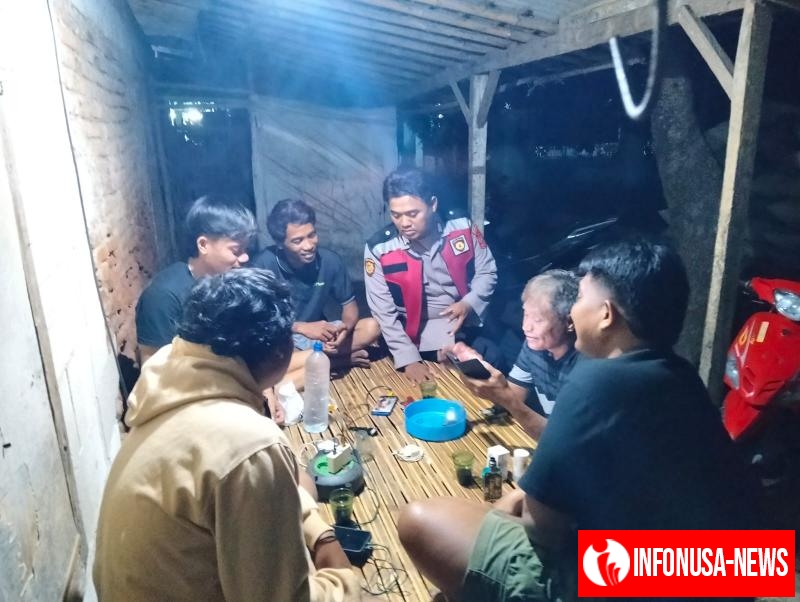 Upaya Anggota Polsek Batujaya Sambangi Masyarakat Desa Segaran untuk melaksanakan kegiatan Ngawangkong