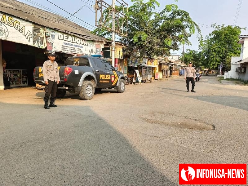 Anggota Polsek Pedes Polres Karawang Gatur Pagi Cegah Kecelakaan Saat Masyarakat Beraktifitas
