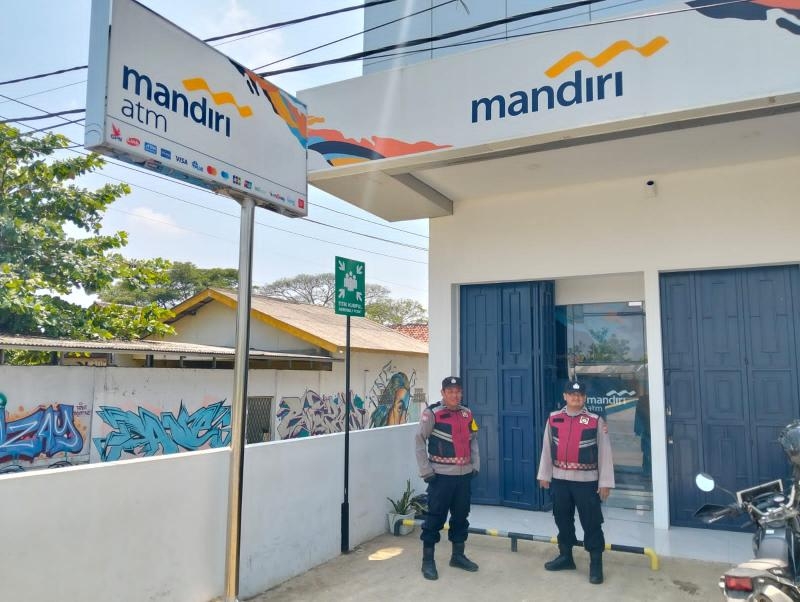 Anggota Polsek Batujaya Ciptakan Keamanan di Bank Mandiri Unit Batujaya dan mengantisipasi terjadinya Pencurian/Pembobolan ATM