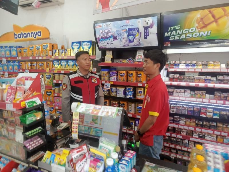 Upaya Personil Polsek Tempuran Gencar Krmbali Cek CCTV Minimarket Guna antisifasi gukamtibmas di wilayah hukumnya.