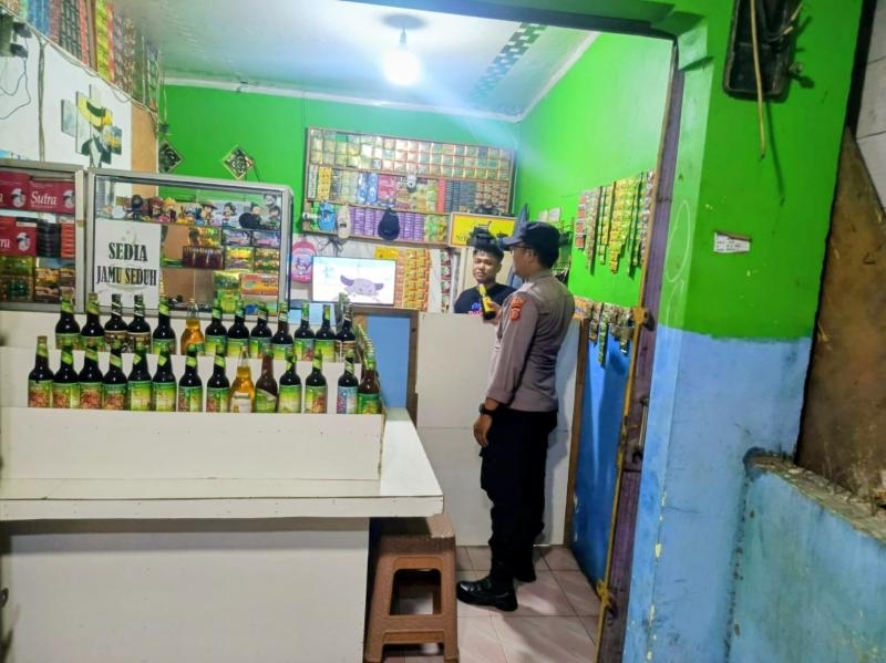 Guna antisifasi gukamtibmas, Rutin menghimbau toko jamu untuk tidak menjual miras di wilayah hukum polsek tempuran res karawang.