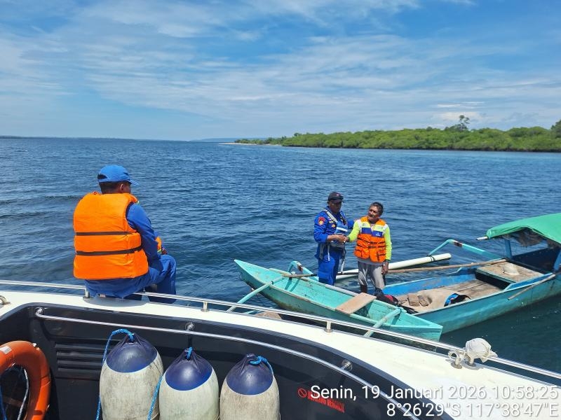 Kapal Polisi XXI-2014 Laksanakan Patroli Perairan dan Berikan Life Jacket kepada Nelayan di Teluk Saleh