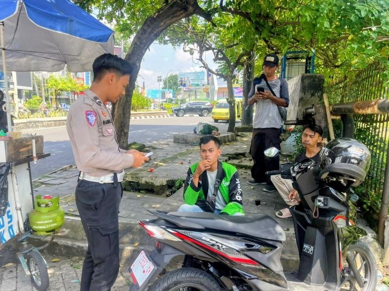 Kegiatan Polantas Menyapa, Serukan Keselamatan Berkendara Kepada Rider Ojol di Bundaran MM, Karawang