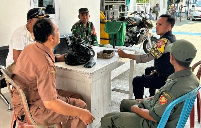 Sinergitas Polri dan TNI, Gelar Kegiatan Sambang Dialogis di Kantor Desa Sukaluyu