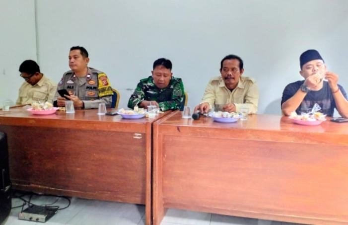 Polsek Klari Melalui Bhabinkamtibmas hadiri rapat minggon desa, Jaga Kondusifitas Jelang Nobar Persib Melawan Persijap